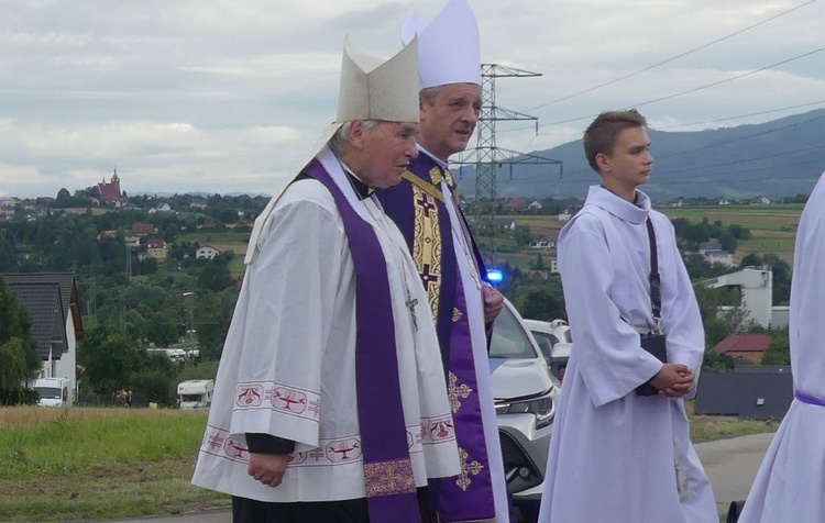 Ostatnie pożegnanie ks. prał. Franciszka Płonki w rodzinnym Zarzeczu