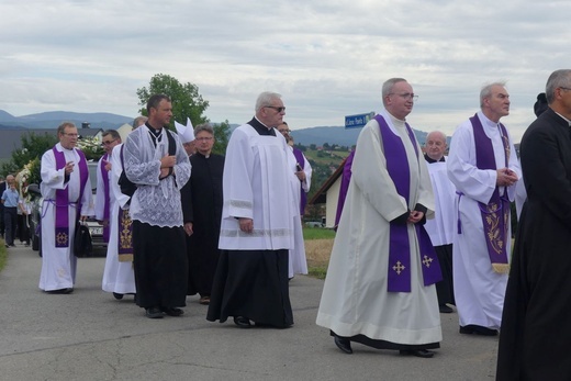 Ostatnie pożegnanie ks. prał. Franciszka Płonki w rodzinnym Zarzeczu