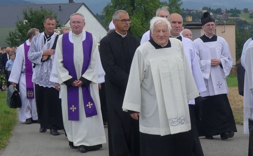 Ostatnie pożegnanie ks. prał. Franciszka Płonki w rodzinnym Zarzeczu