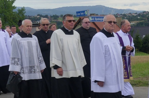 Ostatnie pożegnanie ks. prał. Franciszka Płonki w rodzinnym Zarzeczu