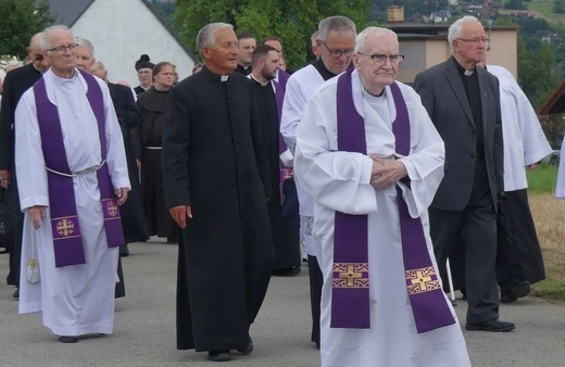 Ostatnie pożegnanie ks. prał. Franciszka Płonki w rodzinnym Zarzeczu