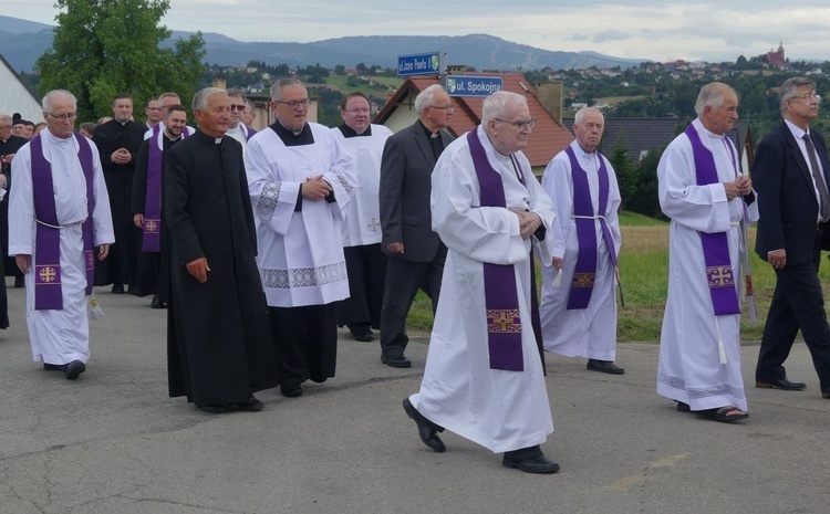 Ostatnie pożegnanie ks. prał. Franciszka Płonki w rodzinnym Zarzeczu