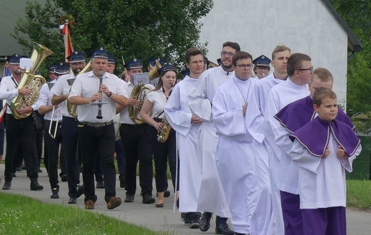 Ostatnie pożegnanie ks. prał. Franciszka Płonki w rodzinnym Zarzeczu