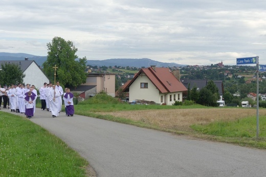 Ostatnie pożegnanie ks. prał. Franciszka Płonki w rodzinnym Zarzeczu