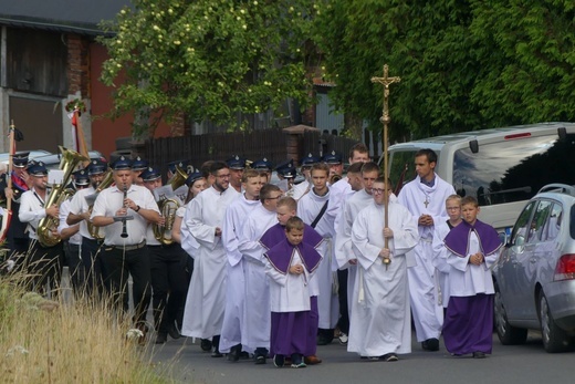 Ostatnie pożegnanie ks. prał. Franciszka Płonki w rodzinnym Zarzeczu