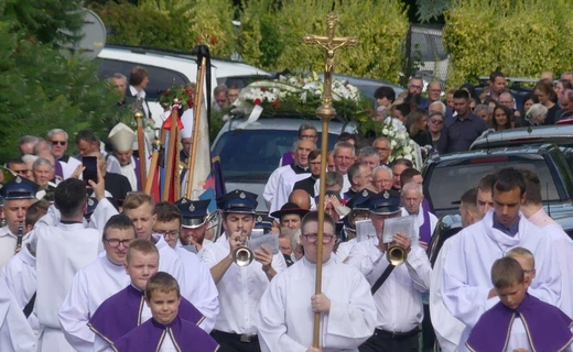 Ostatnie pożegnanie ks. prał. Franciszka Płonki w rodzinnym Zarzeczu