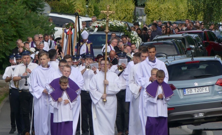 Ostatnie pożegnanie ks. prał. Franciszka Płonki w rodzinnym Zarzeczu