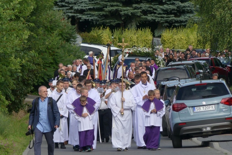 Ostatnie pożegnanie ks. prał. Franciszka Płonki w rodzinnym Zarzeczu