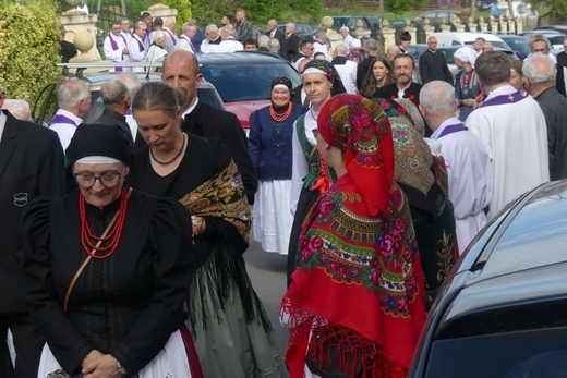 Ostatnie pożegnanie ks. prał. Franciszka Płonki w rodzinnym Zarzeczu