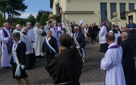 Ostatnie pożegnanie ks. prał. Franciszka Płonki w rodzinnym Zarzeczu