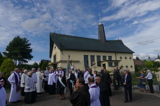 Ostatnie pożegnanie ks. prał. Franciszka Płonki w rodzinnym Zarzeczu