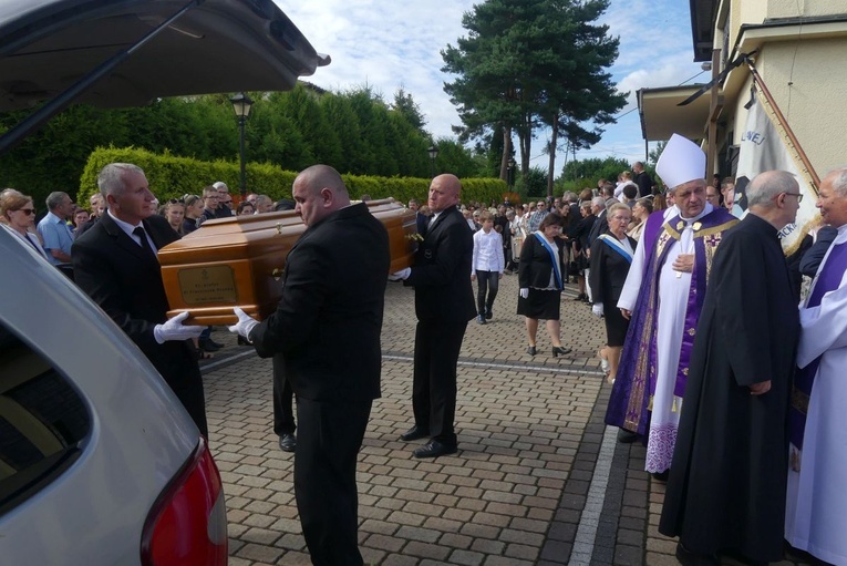 Ostatnie pożegnanie ks. prał. Franciszka Płonki w rodzinnym Zarzeczu