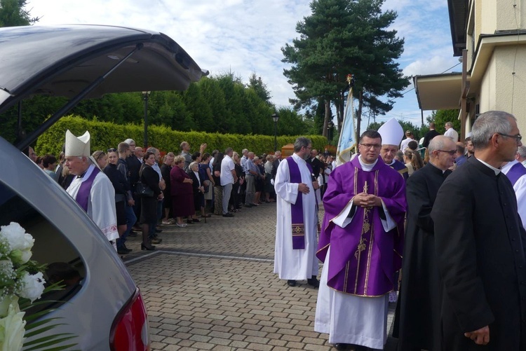 Ostatnie pożegnanie ks. prał. Franciszka Płonki w rodzinnym Zarzeczu