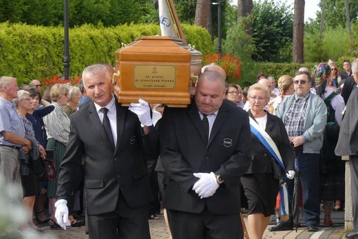 Ostatnie pożegnanie ks. prał. Franciszka Płonki w rodzinnym Zarzeczu