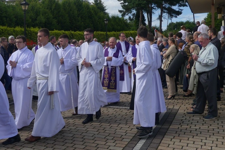 Ostatnie pożegnanie ks. prał. Franciszka Płonki w rodzinnym Zarzeczu