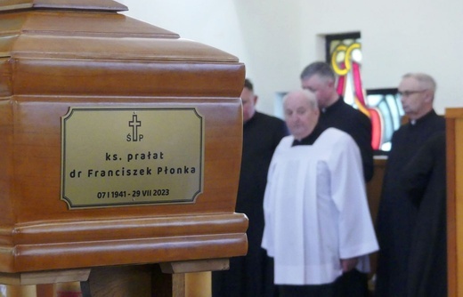 Ostatnie pożegnanie ks. prał. Franciszka Płonki w rodzinnym Zarzeczu