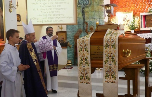 Ostatnie pożegnanie ks. prał. Franciszka Płonki w rodzinnym Zarzeczu