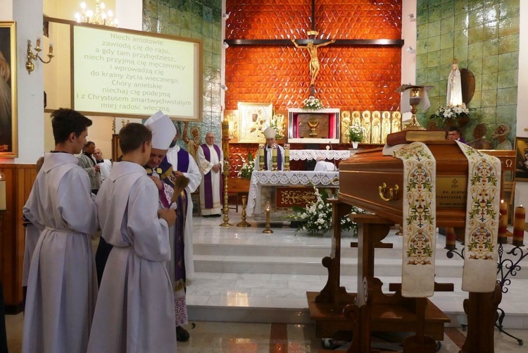 Ostatnie pożegnanie ks. prał. Franciszka Płonki w rodzinnym Zarzeczu