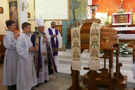 Ostatnie pożegnanie ks. prał. Franciszka Płonki w rodzinnym Zarzeczu