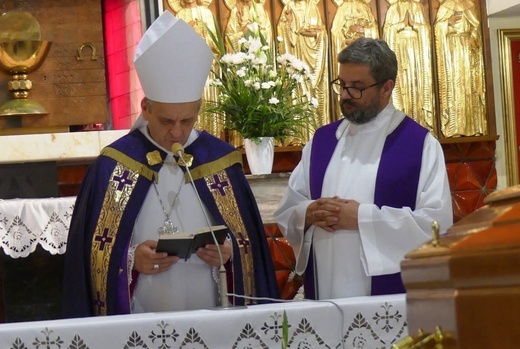 Ostatnie pożegnanie ks. prał. Franciszka Płonki w rodzinnym Zarzeczu