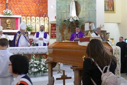 Ostatnie pożegnanie ks. prał. Franciszka Płonki w rodzinnym Zarzeczu