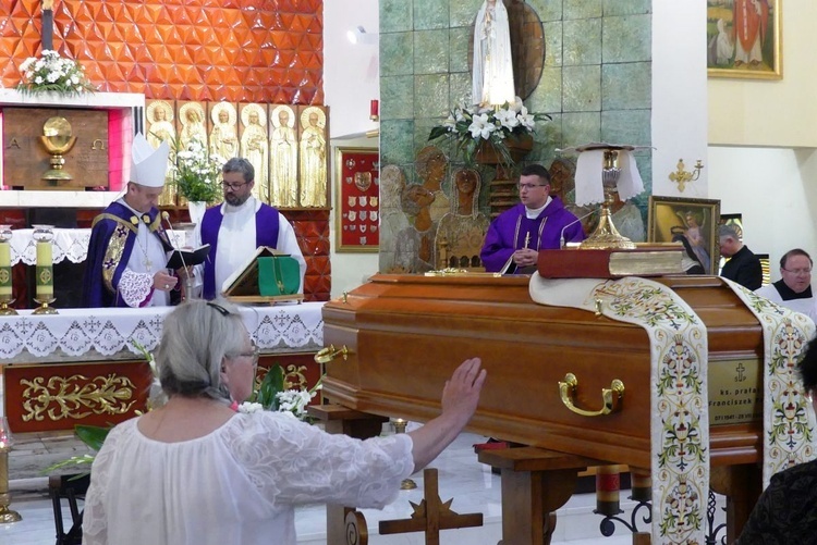 Ostatnie pożegnanie ks. prał. Franciszka Płonki w rodzinnym Zarzeczu