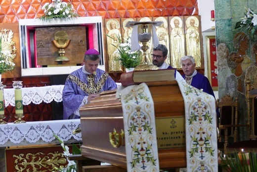 Ostatnie pożegnanie ks. prał. Franciszka Płonki w rodzinnym Zarzeczu