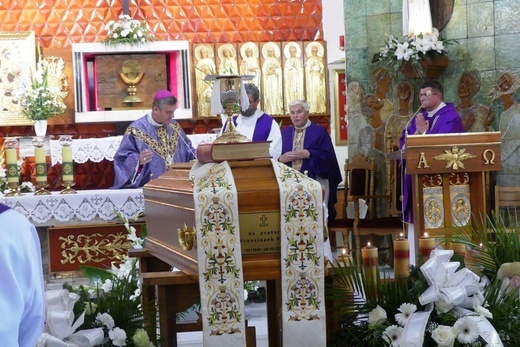 Ostatnie pożegnanie ks. prał. Franciszka Płonki w rodzinnym Zarzeczu