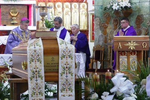 Ostatnie pożegnanie ks. prał. Franciszka Płonki w rodzinnym Zarzeczu