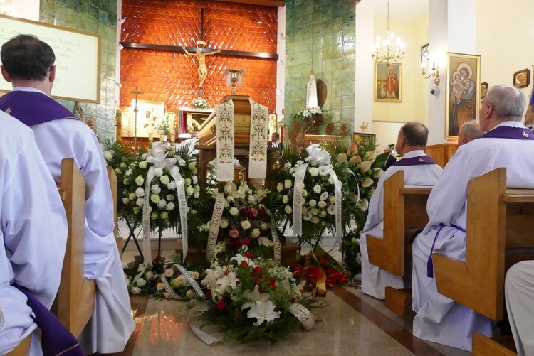 Ostatnie pożegnanie ks. prał. Franciszka Płonki w rodzinnym Zarzeczu