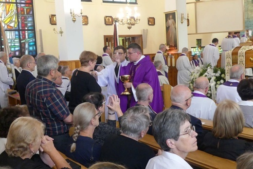 Ostatnie pożegnanie ks. prał. Franciszka Płonki w rodzinnym Zarzeczu