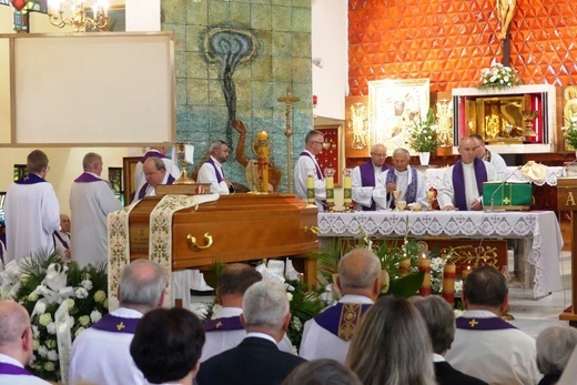 Ostatnie pożegnanie ks. prał. Franciszka Płonki w rodzinnym Zarzeczu