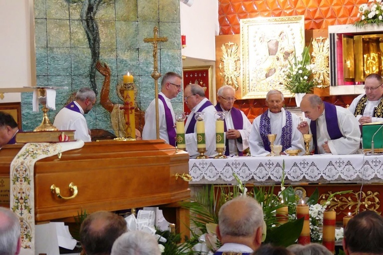 Ostatnie pożegnanie ks. prał. Franciszka Płonki w rodzinnym Zarzeczu