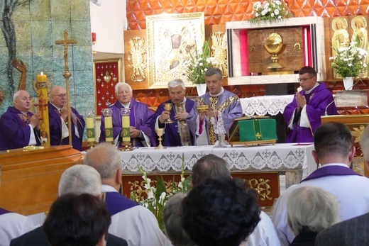 Ostatnie pożegnanie ks. prał. Franciszka Płonki w rodzinnym Zarzeczu