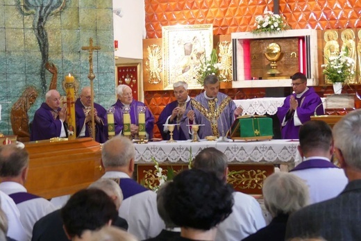 Ostatnie pożegnanie ks. prał. Franciszka Płonki w rodzinnym Zarzeczu