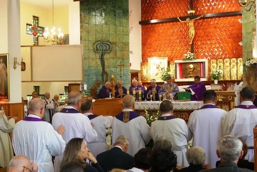 Ostatnie pożegnanie ks. prał. Franciszka Płonki w rodzinnym Zarzeczu