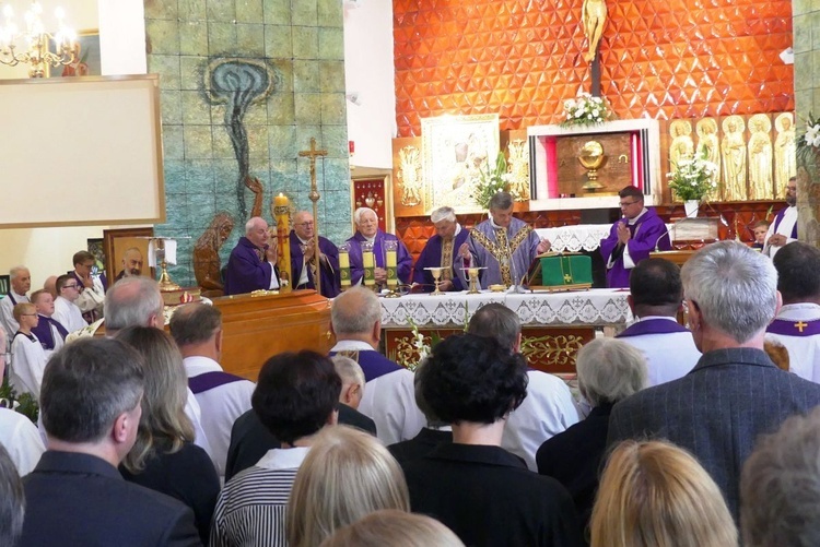 Ostatnie pożegnanie ks. prał. Franciszka Płonki w rodzinnym Zarzeczu