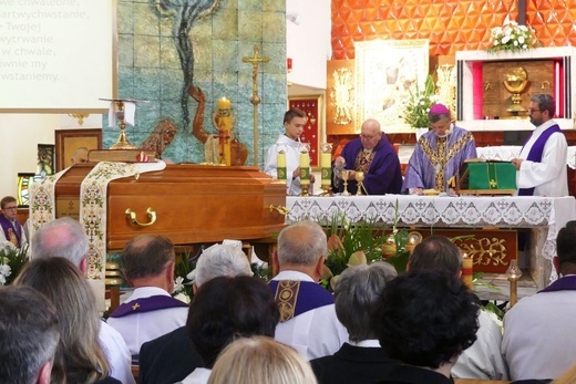 Ostatnie pożegnanie ks. prał. Franciszka Płonki w rodzinnym Zarzeczu