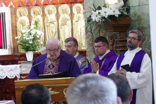 Ostatnie pożegnanie ks. prał. Franciszka Płonki w rodzinnym Zarzeczu