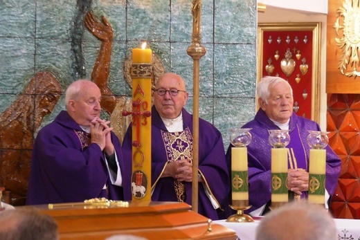 Ostatnie pożegnanie ks. prał. Franciszka Płonki w rodzinnym Zarzeczu