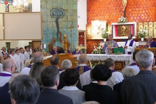 Ostatnie pożegnanie ks. prał. Franciszka Płonki w rodzinnym Zarzeczu