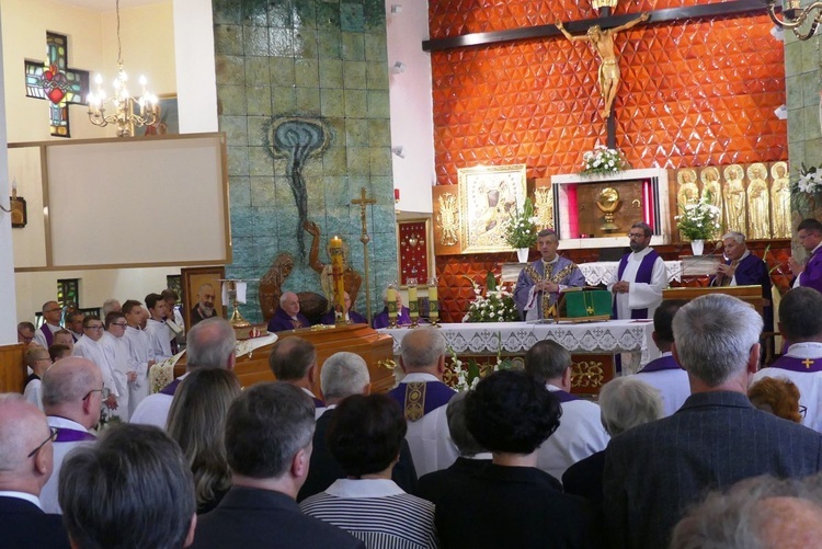 Ostatnie pożegnanie ks. prał. Franciszka Płonki w rodzinnym Zarzeczu