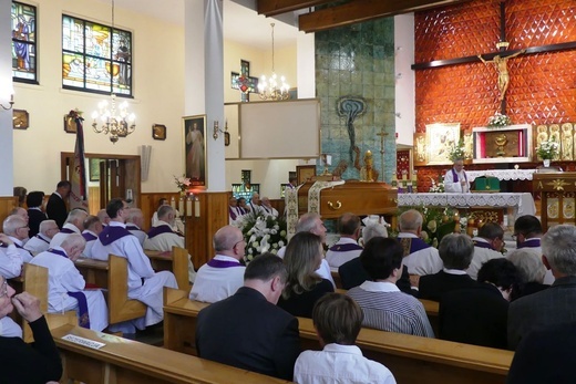 Ostatnie pożegnanie ks. prał. Franciszka Płonki w rodzinnym Zarzeczu