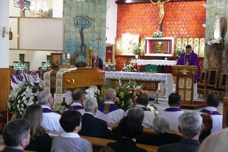 Ostatnie pożegnanie ks. prał. Franciszka Płonki w rodzinnym Zarzeczu