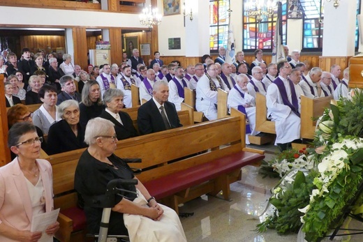 Ostatnie pożegnanie ks. prał. Franciszka Płonki w rodzinnym Zarzeczu