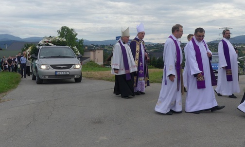 Był wszystkim dla wszystkich. Ks. Franciszek Płonka spoczął w rodzinnym Zarzeczu