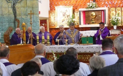 Był wszystkim dla wszystkich. Ks. Franciszek Płonka spoczął w rodzinnym Zarzeczu