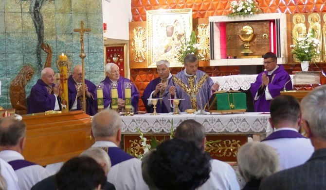 Był wszystkim dla wszystkich. Ks. Franciszek Płonka spoczął w rodzinnym Zarzeczu