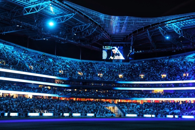 Tysiące młodych uczestniczyło w modlitwie uwielbienia na stadionie Benfiki w Lizbonie