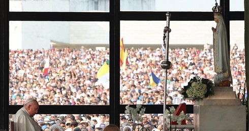 200 tysięcy osób odmówiło różaniec z papieżem Franciszkiem w Fatimie